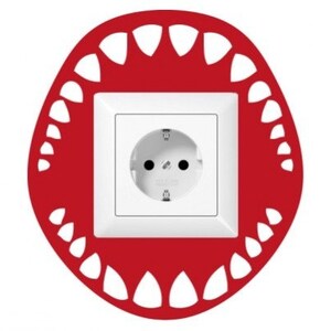 Op de afbeelding: Een rode stopcontactbedekking met een wit stopcontact in het midden. De afdekking is gevormd als een mond met scherpe tanden.