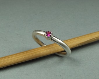 Ring mit synthetischem Rubin