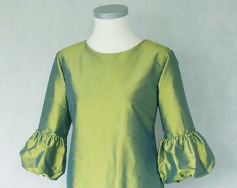 Seidenkleid aus changierender Dupionseide in der Farbe grün-blau-gold