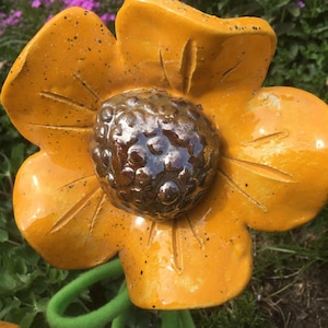 1x flower pin in yellow or red with metal rod and decorative ribbon No. 153