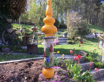 Keramikstele, Gartenstele in Sonnenblumengelb mit Häuser Motiven  Nr. 164