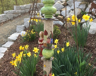 Ceramic stele, garden stele in green with house motifs No. 115