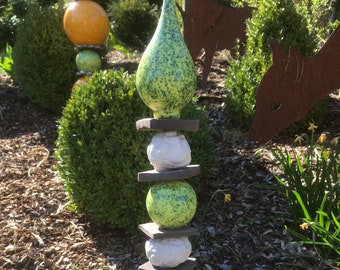 kleine Keramikstele,Gartenstele  in Grün/blau/Orange mit weißen Kugeln