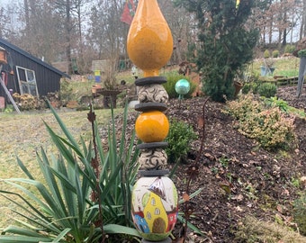 Kleinere Keramikstele, Gartenstele mit Häusermotiven in Sonnenblumengelb  Nr. 120