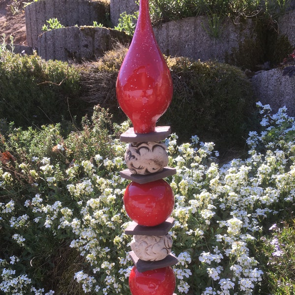 Keramikstele,Gartenstele in rot/blau/gelb  mit weiß-patinierten Kugeln