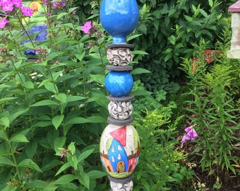 Kleinere Gartenstele mit Häusermotiv,Beetstecker,Keramikstele in blau  Nr. 138