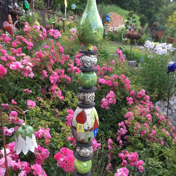 Kleinere Gartenstele mit Häusermotiv,Keramikstele, Beetstecker in grün  Nr. 134