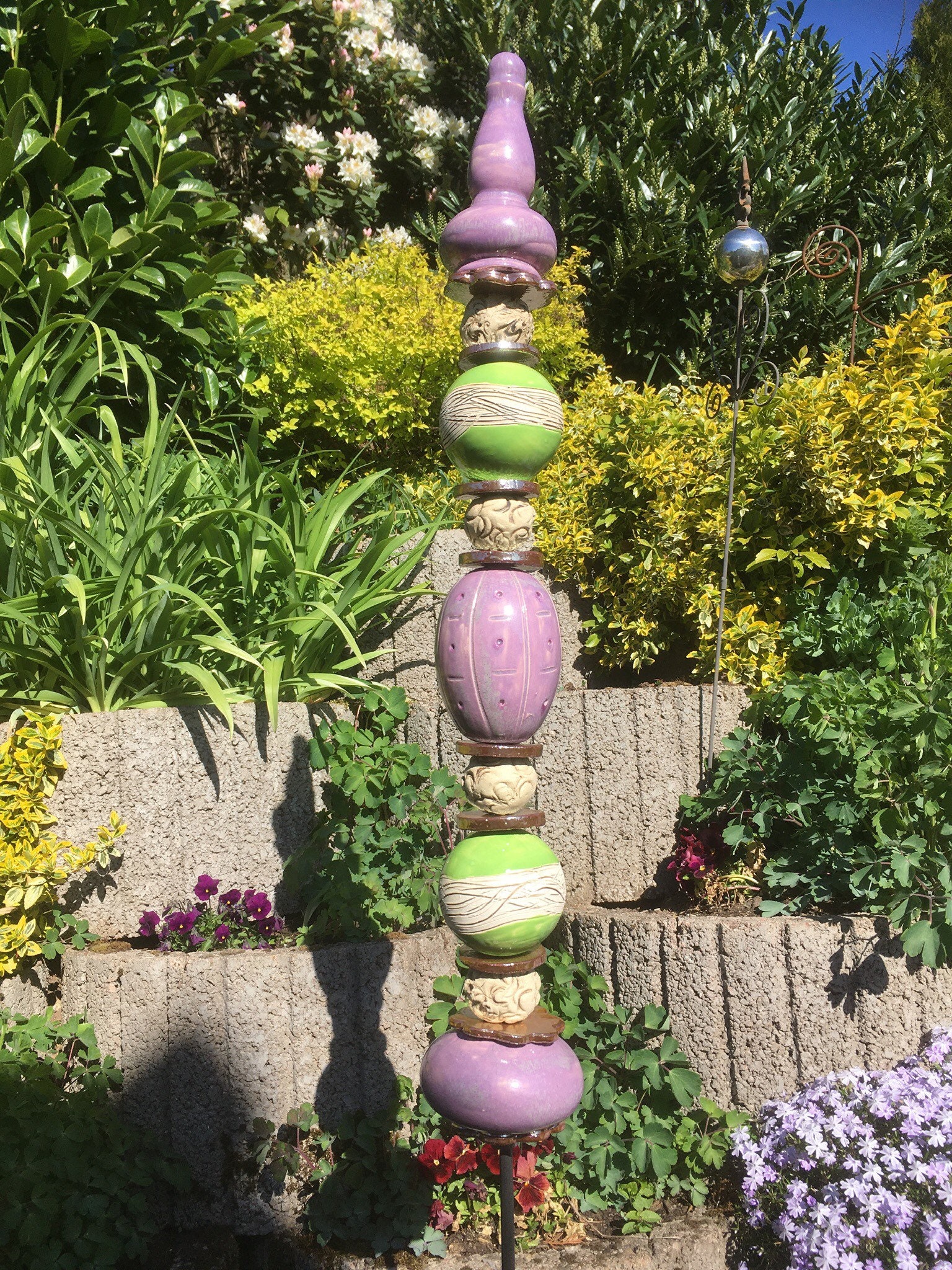 Keramikstele, Gartenstele in Flieder und Grün - 80 cm hoch Nr. 144