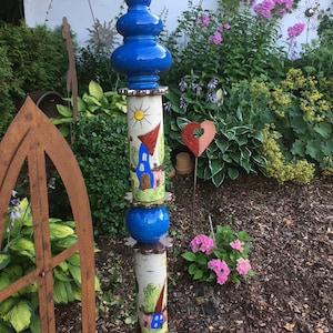 Stele in ceramica, stele da giardino in blu fiordaliso con motivi di case n. 116