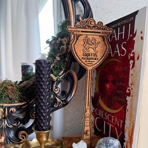 Stehende Wegweiser aus Holz, lasergraviert, literarische Orte, inspiriert von der Literatur, Bücherwurm