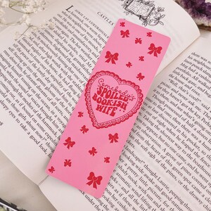 Marcador rosa, marcador de arco lindo, regalo de libro, marcador de coqueta, marcador de lector romántico, era romántica, marcador femenino, marcador rosa lindo Spoiled Bookish Wife