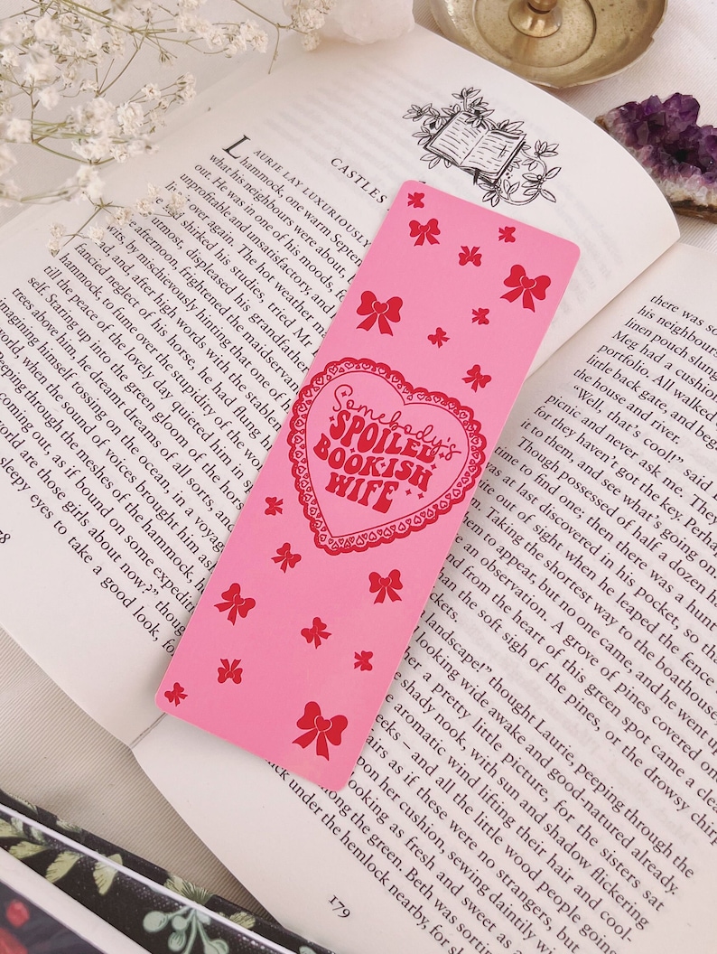 Marcador rosa, marcador de arco lindo, regalo de libro, marcador de coqueta, marcador de lector romántico, era romántica, marcador femenino, marcador rosa lindo Spoiled Bookish Wife