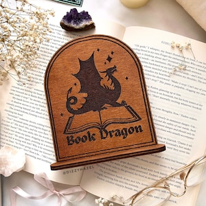 Libro dragón signo de madera, signo de la biblioteca, signo de estantería de madera, rincón del libro de la biblioteca con la decoración del hogar del libro del soporte, regalos del amante del libro del lector