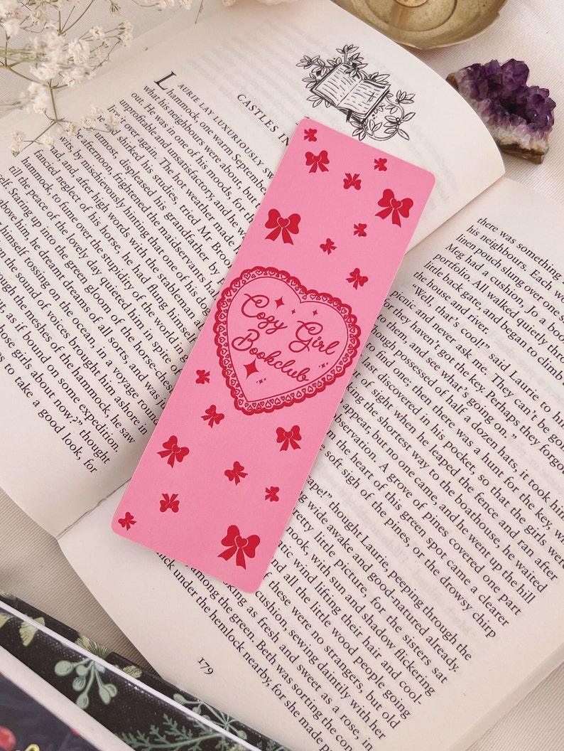 Marcador rosa, marcador de arco lindo, regalo de libro, marcador de coqueta, marcador de lector romántico, era romántica, marcador femenino, marcador rosa lindo Cozy Girl Bookclub