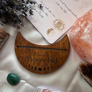 Porta cartas del día, atril para cartas de tarot, mini altar, accesorios para santuarios, accesorios wiccanos, regalos de brujería, brujería, Luna Moth, esoterismo