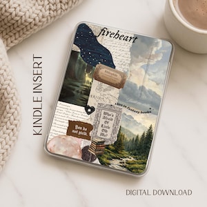Op de afbeelding: Kindle-inzetstuk met een collage-ontwerp. Het toont een boslandschap, een sterrennacht en vintage ephemera. De tekst bevat "fireheart", "Bibliophile" en "Who's Afraid Of Little Old Me?" met de labels "Kindle Insert" en "Digital Download".