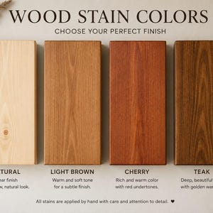 Puede incluir: Cuatro muestras de madera rectangulares dispuestas en fila, con el texto WOOD STAIN COLORS y CHOOSE YOUR PERFECT FINISH. Las muestras muestran cuatro acabados distintos: Natural, Light Brown, Cherry y Teak, cada uno con veta visible.
