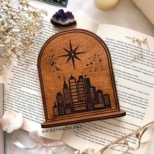 Soportes de madera de Crescent City, letrero de biblioteca, letrero de estantería de madera, rincón de libros de la biblioteca con decoración del hogar librero de soporte, regalo para amantes de los libros de lectores