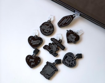 Charm para Kindle "Good Girl Dark Romance", para teléfono Kobo, Booktok Coquette, regalo literario para lectores, bonito tapón antipolvo, accesorios para lectores electrónicos