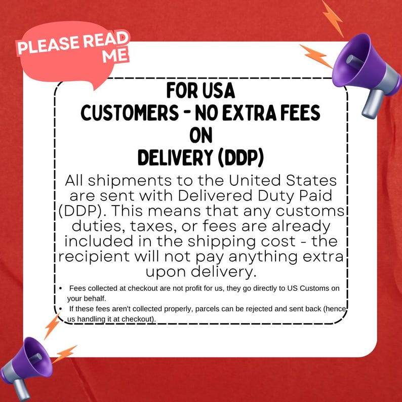 Puede incluir: Un letrero rectangular blanco con un borde negro discontinuo sobre un fondo rojo. El texto dice: PLEASE READ ME, FOR USA CUSTOMERS - NO EXTRA FEES ON DELIVERY (DDP). All shipments to the United States are sent with Delivered Duty Paid (DDP).