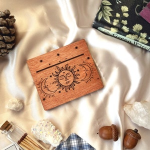 Titular de la Tarjeta del Día, Soporte de Cartas del Tarot, Mini Altar, Accesorios del Santuario, Accesorios Wiccan, Regalos de Brujería, Brujería, Polilla Luna, Esotérico