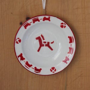 Geschirr rot weiss punkte