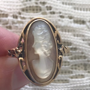 Vintage 14k Gold Mother of Pearl Left Facing Lady Cameo Ring
