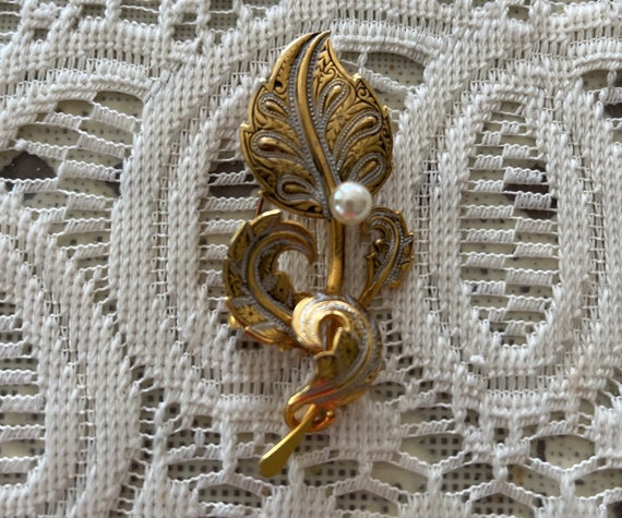 Vintage 60's Damascene leaf/floral brooch with fa… - image 3