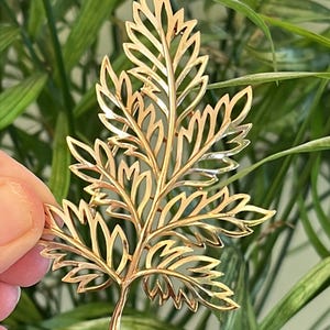 Large 60&#39;s Trifari gold tone leaf brooch