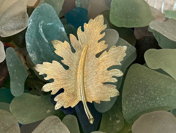 Vintage Emmons gold tone maple leaf brooch/pin - image 4