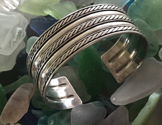 Bracelet Manchette VINTAGE Grand Modèle - Métal Argenté Et Résine Noire - Occasion - Sans Marque