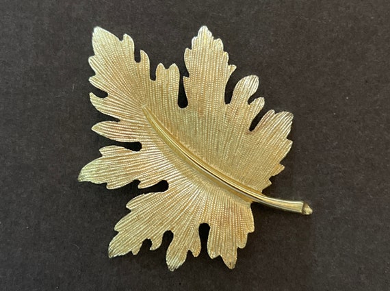 Vintage Emmons gold tone maple leaf brooch/pin - image 2