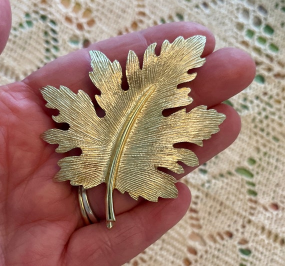 Vintage Emmons gold tone maple leaf brooch/pin - image 3