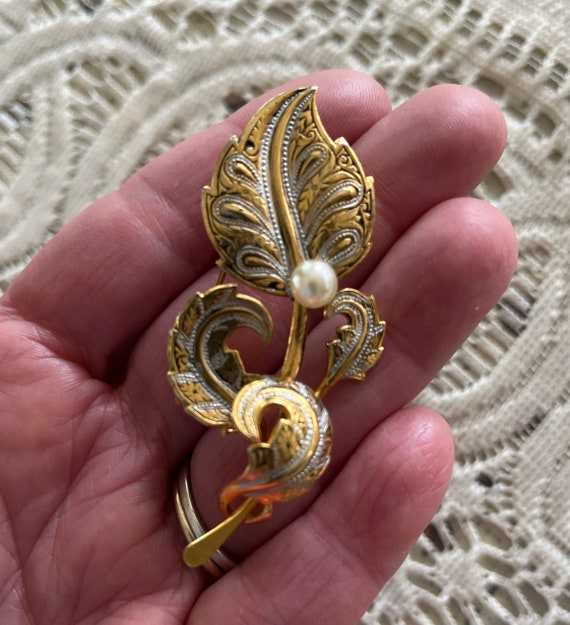 Vintage 60's Damascene leaf/floral brooch with fa… - image 2