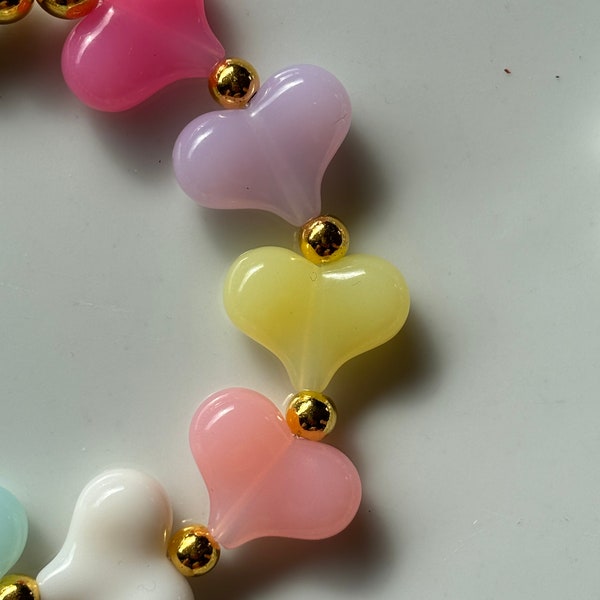 Perlenarmband mit Herzperlen in Pastellfarben