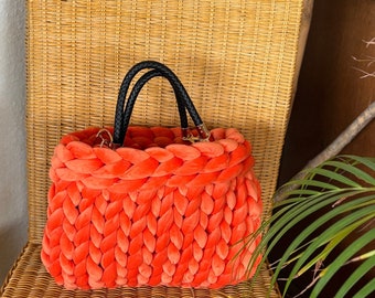 Grobstricktasche, Handtasche aus Grobstrick, Tote Bag, Tasche mit Bambusgriffen, Chunky Yarn, Samtgarn