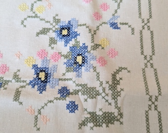 Vintage tablecloth/centercloth - Shabby chic