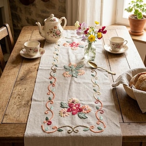 Handgestickter Tischläufer aus Leinen mit Blumenmotiv - Landhaus - Cottage