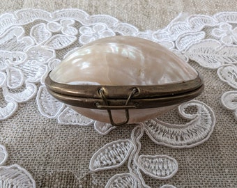 Antique mother of pearl shell box/pill box Art Nouveau - collector's item