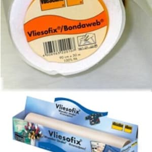Könnte beinhalten: Eine Rolle weißer Vliesofix/Bondawweb-Vliesstoff, eine Art Bügelklebeband für Bastel- und Nähprojekte. Die Rolle ist mit dem Markennamen und der Größe, 90 cm x 30 m, und 100% PA beschriftet.