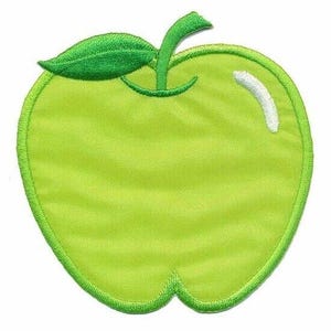 Könnte beinhalten: Ein grüner, apfelförmiger Aufnäher mit grünem Stiel und Blatt. Der Apfel hat einen weißen Glanz und einen grün gestickten Rand. Der Aufnäher besteht aus Stoff und ist wahrscheinlich zum Aufbügeln oder Aufnähen.