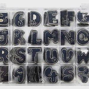 Könnte beinhalten: Ein klarer Kunststoff-Organizer gefüllt mit Buchstaben und Zahlen aus Jeansstoff. Jeder Buchstabe und jede Zahl ist mit weißen Nähten umrandet. Die Buchstaben sind groß geschrieben und die Zahlen in verschiedenen Größen.