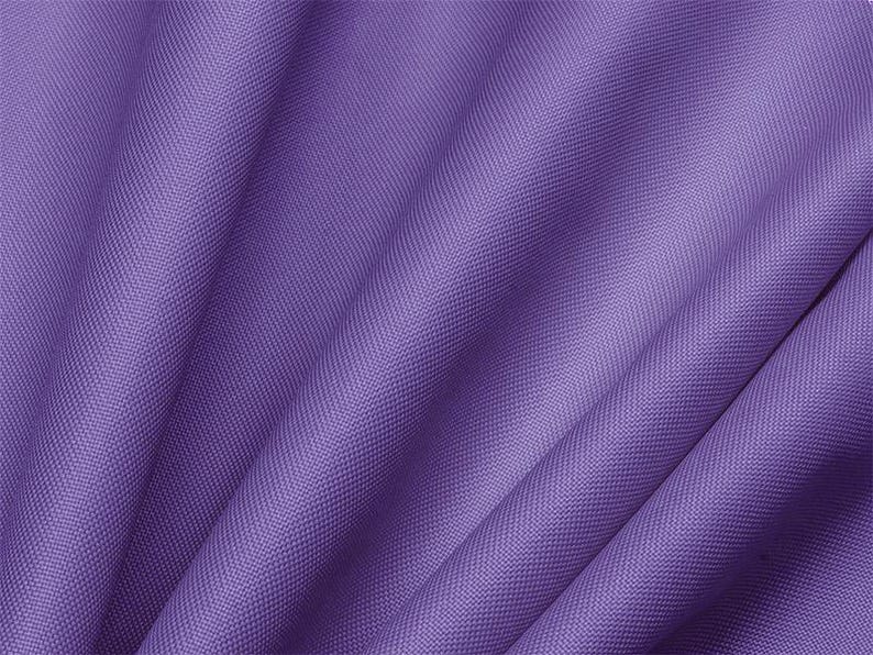 K&ouml;nnte beinhalten: Nahaufnahme eines strukturierten, lila Stoffes mit Falten und leichtem Glanz. Das Material ist eng gewebt und erzeugt eine glatte Oberfl&auml;che mit einem subtilen diagonalen Muster. Die Farbe ist ein lebendiges, mittleres Lila.