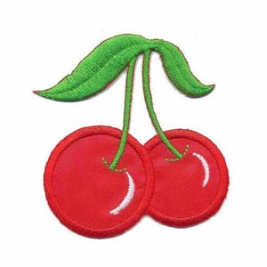 Op de afbeelding: Geborduurde patch met twee rode kersen met groene stelen en bladeren. Elke kers heeft een witte, halvemaanvormige highlight. De patch heeft een gestikte rand.