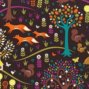 Peut inclure: Un tissu brun avec un motif répété de renards stylisés, d'écureuils, d'arbres et de fleurs. Le motif est de style art populaire avec des couleurs vives comme l'orange, le vert, le bleu et le jaune.