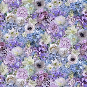 Può includere: Un motivo senza cuciture con una varietà di fiori viola, blu e bianchi. I fiori sono disposti in un motivo casuale e creano un design bellissimo e delicato.