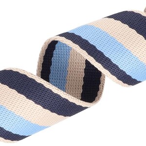 Könnte beinhalten: Nahaufnahme eines gewebten Riemens mit Streifen in Marineblau, Hellblau und Beige. Der Riemen ist gewellt und zeigt das Muster und die Textur. Der Hintergrund ist schlicht weiß und hebt die Farben und das Design hervor.