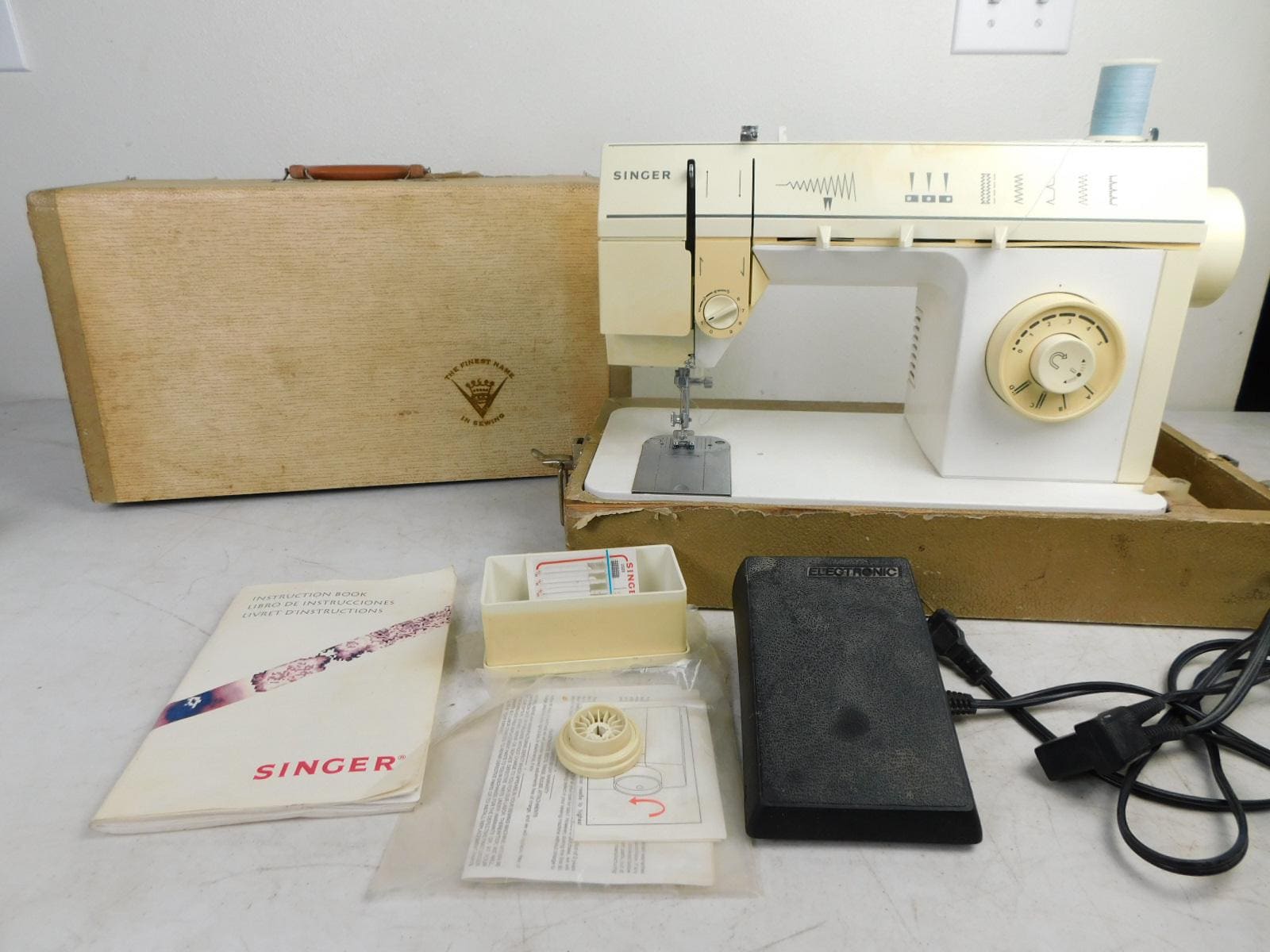 Sewing Machine VTG Singer 5705-C Working Zigzag Portable Sewing