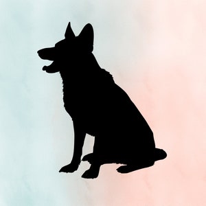 Può includere: Silhouette di un pastore tedesco nero seduto con la testa girata di lato, su uno sfondo acquerellato blu chiaro e rosa.