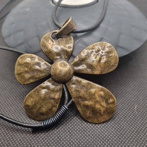 Long necklace with leather cord and flower pendant, flower pendant leather necklace, large necklace pendant with leather cord, eye-catching bronze-colored necklace